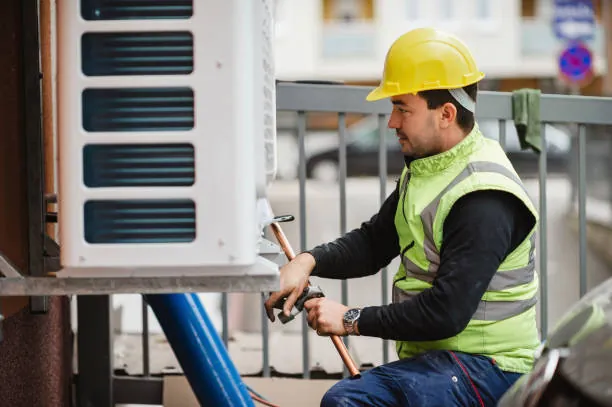 Técnico revisando unidad HVAC industrial