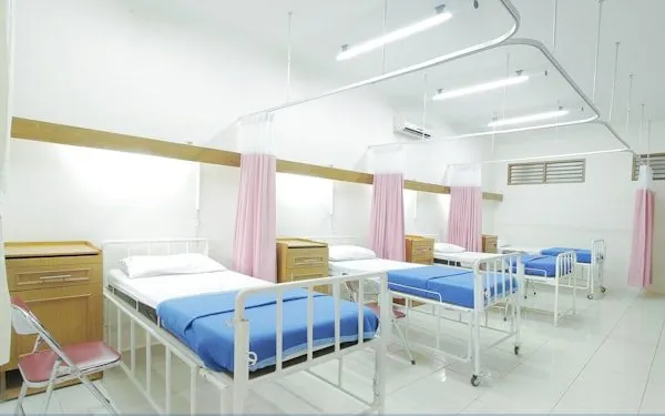 Pasillo de clínica de salud